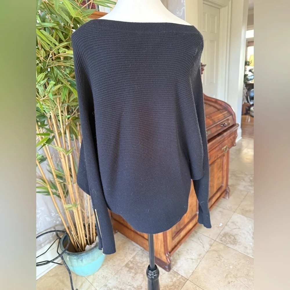 CARMEN by MARC VALVO ladies pull over a crewneck long sleeve black sweater MED - Picture 11 of 14